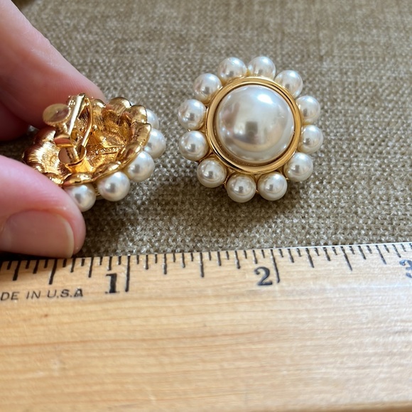 Napier gold and Pearl screw back earrings. Never worn - collectible - Picture 2 of 3